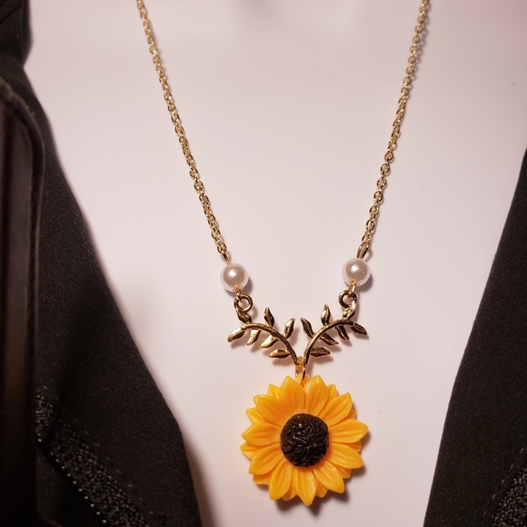 🌻 Sunflower Pearl Gold Leaf Necklace - Picture 3 of 3